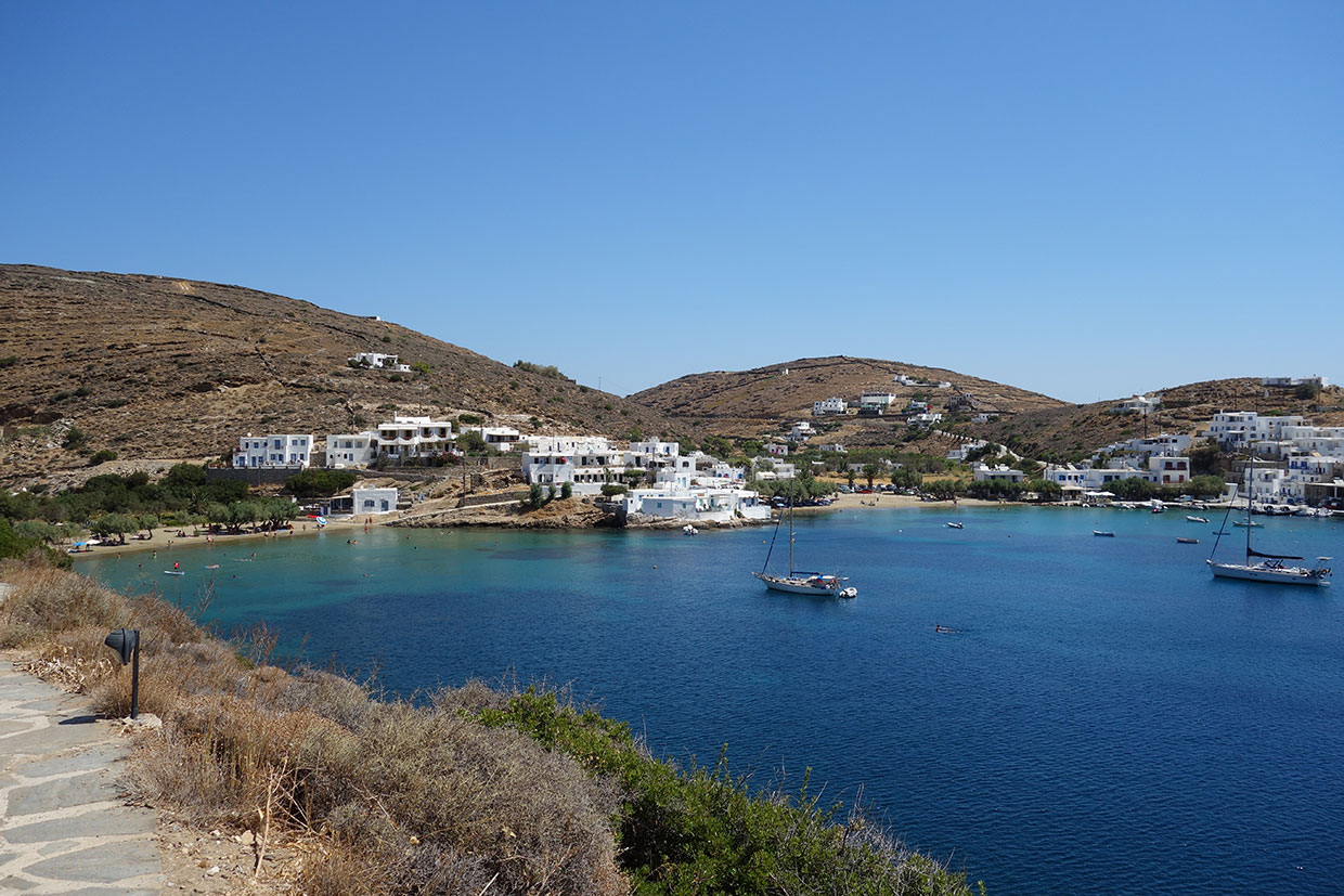 Η παραλία Γλυφό και Φάρος στη Σίφνο